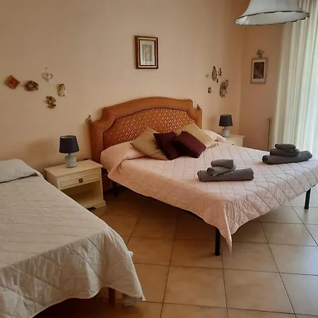 Rita's White Rose Appartement